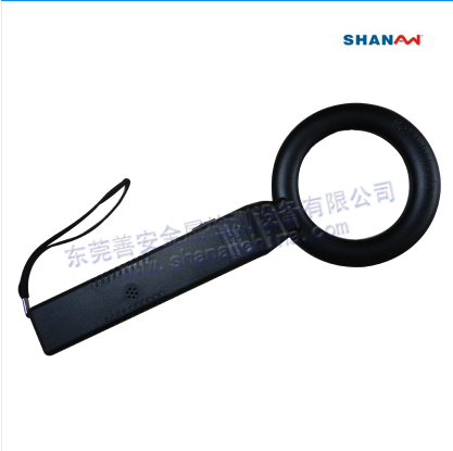 挖出炮彈，金屬探測儀不停的“滴滴”發出警報